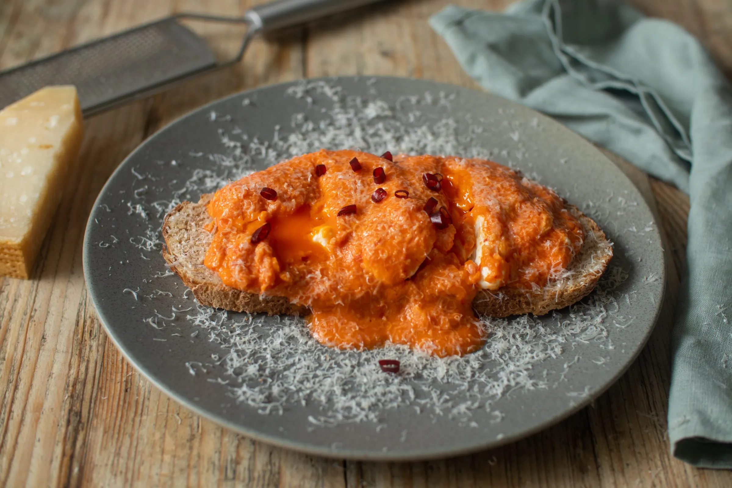 Poached eggs with tomato and chilli de árbol