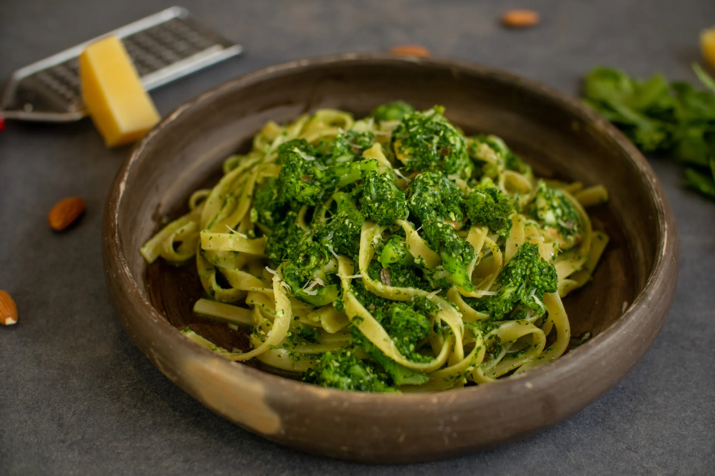 Shrimp fettucine in spinach & parmesan sauce - 450 Calories